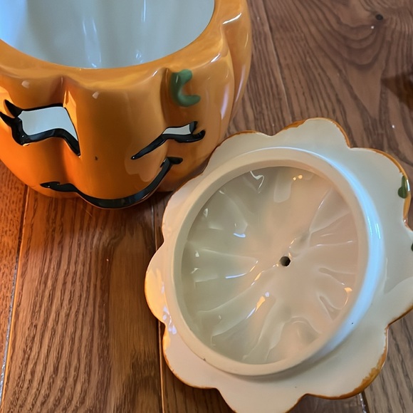 Jack-o-lantern with lid 7” tall - Picture 10 of 10